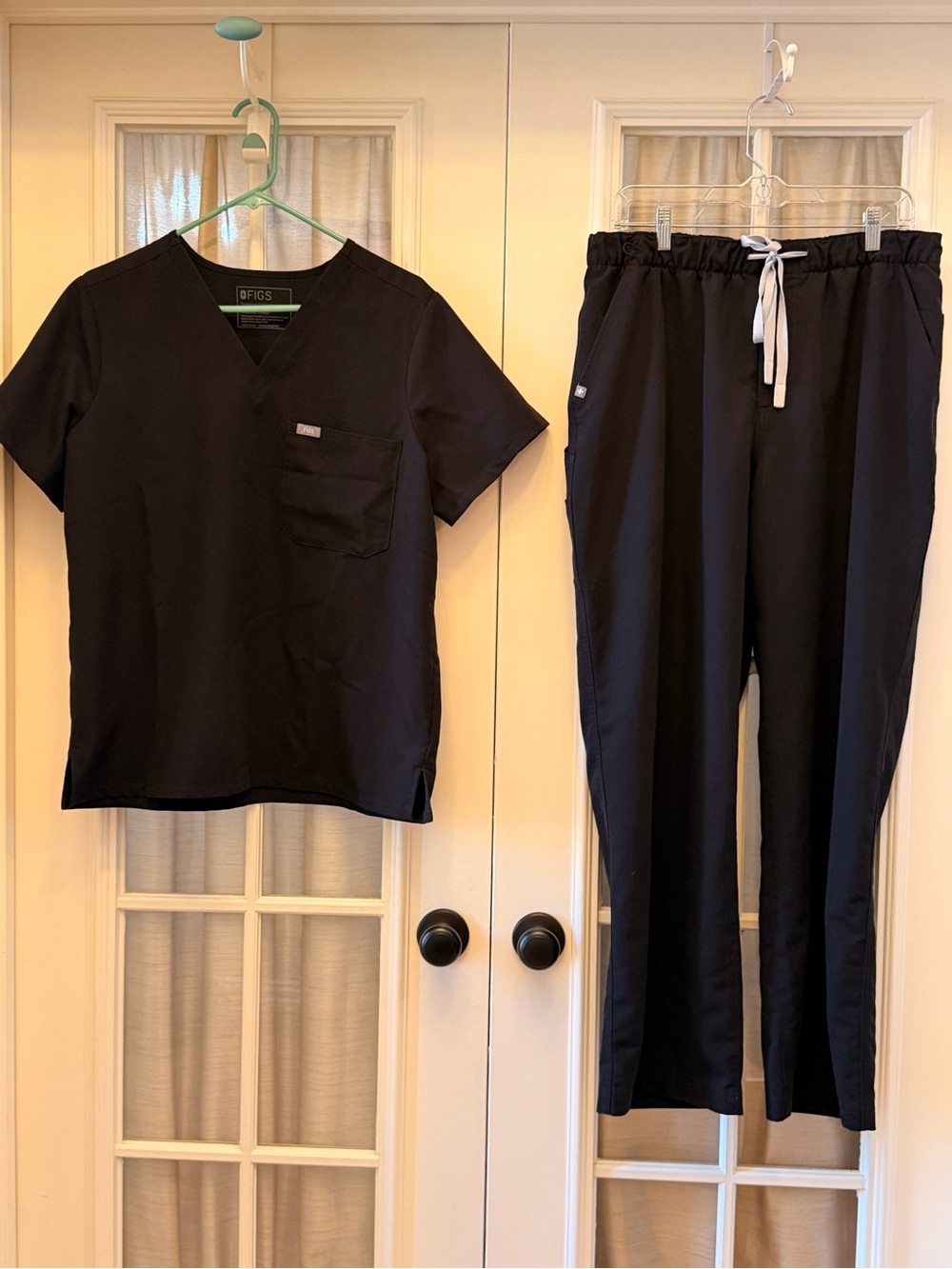 LARGE Black Women’s Figs Set EUC